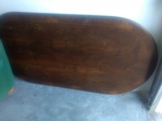 Mesa Oval em madeira